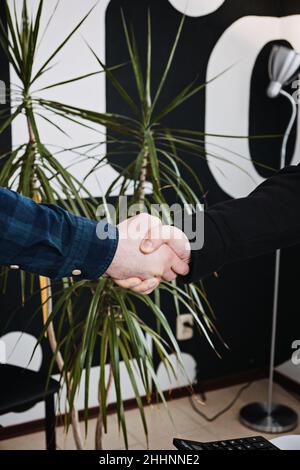 Geschäftsleute Menschen in zwangloser Freizeitkleidung Händeschütteln. Kunden- oder Kunden- und Geschäftsinhabervertrag, Geschäftspartner, Kooperationskonzept. Stockfoto
