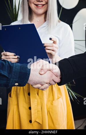 Geschäftsleute Menschen in zwangloser Freizeitkleidung Händeschütteln. Kunden- oder Kunden- und Geschäftsinhabervertrag, Geschäftspartner, Kooperationskonzept. Stockfoto