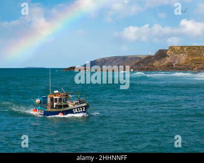 Fischtrawler, der nach Hause zurückkehrt, Bude, Cornwall, Großbritannien Stockfoto