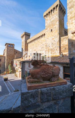 Stadtbild. Rocca Monaldeschi della Cervara Festung, Bolsena, Latium, Italien, Europa Stockfoto