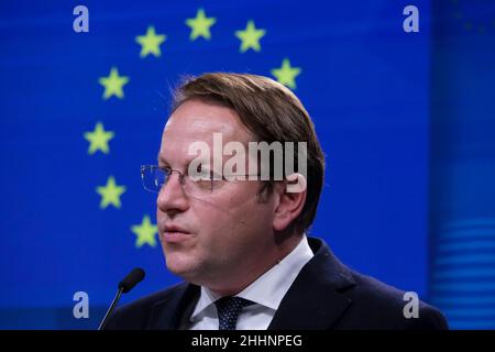 Brüssel, Belgien. 25th Januar 2022. EU-Kommissar Oliver Varhelyi während einer Pressekonferenz am Ende des Stabilisierungs- und Assoziationsrates der EU am 25. Januar 2022 in Brüssel, Belgien. Kredit: ALEXANDROS MICHAILIDIS/Alamy Live Nachrichten Stockfoto