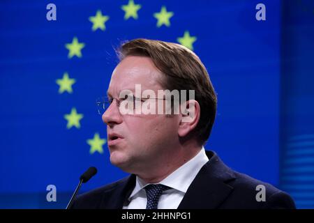 Brüssel, Belgien. 25th Januar 2022. EU-Kommissar Oliver Varhelyi während einer Pressekonferenz am Ende des Stabilisierungs- und Assoziationsrates der EU am 25. Januar 2022 in Brüssel, Belgien. Kredit: ALEXANDROS MICHAILIDIS/Alamy Live Nachrichten Stockfoto