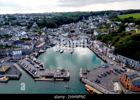 Ein Blick aus der Vogelperspektive auf den Hafen von Padstow und die Uferpromenade in Cornwall, England, mit Booten, Gebäuden am Kai und der Küstenstadt. Stockfoto