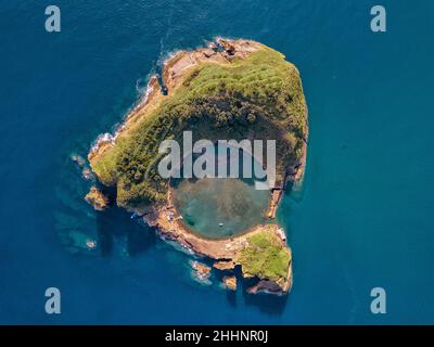 Azoren Luftpanorama. Draufsicht auf die Insel Vila Franca do Campo. Krater eines alten Unterwasser-Vulkans. Sao Miguel Insel, Azoren, Portugal. Hea Stockfoto