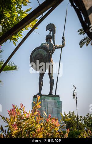 Korfu, Griechenland - 14.08.2021: Die Achilles-Statue im Achilleion-Palast der Kaiserin von Österreich Sisi Elisabeth von Bayern, in Gastouri Korfu Kerkyra, Greec Stockfoto
