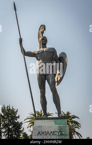 Korfu, Griechenland - 14.08.2021: Die Achilles-Statue im Achilleion-Palast der Kaiserin von Österreich Sisi Elisabeth von Bayern, in Gastouri Korfu Kerkyra, Greec Stockfoto