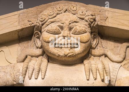 Der steinerne Giebel von Artemis Gorgon, der aus dem Tempel der Göttin Artemis im Archäologischen Museum von Korfu Kerkyra, Griechenland, Ionisch, stammt Stockfoto