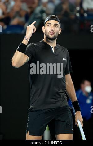 Melbourne, Victoria, Australien. 26th Januar 2022. MELBOURNE, AUSTRALIEN - 25. JANUAR: Matteo Berrettini aus Italien feiert den Sieg über Gael Monfils aus Frankreich am 9. Tag der Australian Open 2022 im Melbourne Park am 25. Januar 2022 in Melbourne, Australien. (Bild: © Chris Putnam/ZUMA Press Wire) Stockfoto