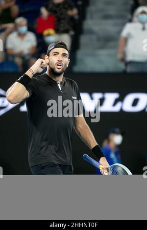 Melbourne, Victoria, Australien. 26th Januar 2022. MELBOURNE, AUSTRALIEN - 25. JANUAR: Matteo Berrettini aus Italien feiert den Sieg über Gael Monfils aus Frankreich am 9. Tag der Australian Open 2022 im Melbourne Park am 25. Januar 2022 in Melbourne, Australien. (Bild: © Chris Putnam/ZUMA Press Wire) Stockfoto