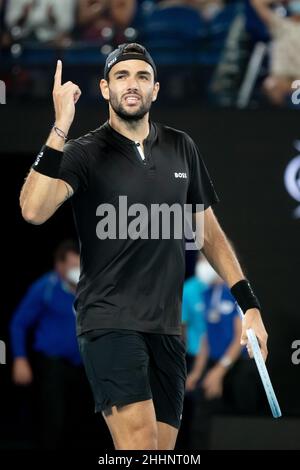 Melbourne, Victoria, Australien. 26th Januar 2022. MELBOURNE, AUSTRALIEN - 25. JANUAR: Matteo Berrettini aus Italien feiert den Sieg über Gael Monfils aus Frankreich am 9. Tag der Australian Open 2022 im Melbourne Park am 25. Januar 2022 in Melbourne, Australien. (Bild: © Chris Putnam/ZUMA Press Wire) Stockfoto