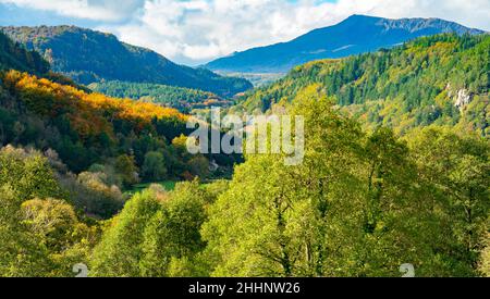 Der Llugwy und das Conwy Valley in der Nähe von Betws-Y-Coed, County Conwy, North Wales. Aufnahme im Oktober 2021. Stockfoto