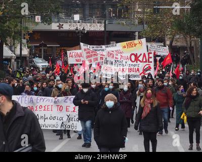 Athen, Griechenland. 22nd Januar 2022. Protest in Athen zur Unterstützung der Beschäftigten im Gesundheitswesen und des öffentlichen Gesundheitssystems in Athen, Griechenland, am 22. Januar 2022. (Foto von George Panagakis/Pacific Press/Sipa USA) Quelle: SIPA USA/Alamy Live News Stockfoto