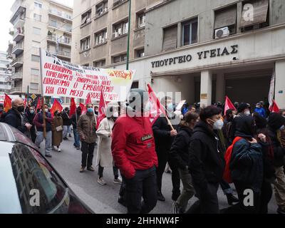 Athen, Griechenland. 22nd Januar 2022. Protest in Athen zur Unterstützung der Beschäftigten im Gesundheitswesen und des öffentlichen Gesundheitssystems in Athen, Griechenland, am 22. Januar 2022. (Foto von George Panagakis/Pacific Press/Sipa USA) Quelle: SIPA USA/Alamy Live News Stockfoto