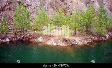 Drohnenflug im Steinbruch Stockfoto