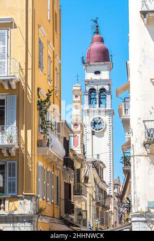 Uhr und Glockenturm in Kerkyra oder Korfu-Stadt auf der Insel Korfu Ionische Inseln Griechenland, Europa Stockfoto