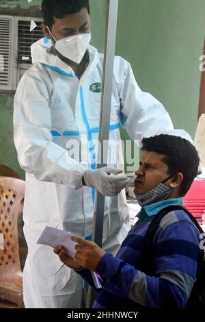 Dhaka, Bangladesch. 25th Januar 2022. Gesundheitshelfer nimmt am 25. Januar 2022 im Krankenhaus der medizinischen Universität Bangabandhu Sheikh Mujib in Dhaka, Bangladesch, eine Nasenabstrichprobe einer Person auf, um das COVID-19-Coronavirus zu testen. Kredit: Mamunur Rashid/Alamy Live Nachrichten Stockfoto