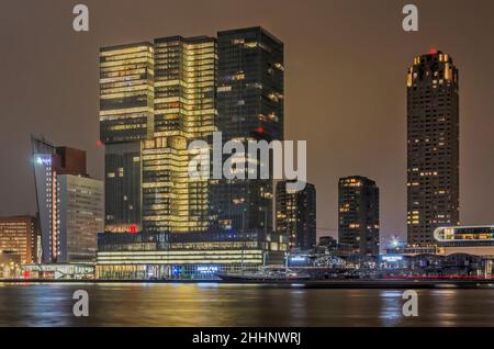 Rotterdam, Niederlande, 24. Januar 2022: Blick über die Nieuwe Maas zum modernen Hochhaus auf der Wilhelminapier Stockfoto