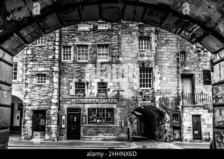 Die Tollbooth in Edinburgh, Schottland, wurde 1591 gebaut. Damals war Edinburgh in zwei Bereiche unterteilt: Das Royal Burgh und Canongate. Die Tol Stockfoto