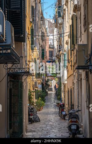 Korfu, Griechenland, 24.08.2021 - Alte Gasse schmale Straße in Kerkyra, Korfu Stadt auf der Insel Korfu Ionische Inseln Griechenland, Europa Stockfoto