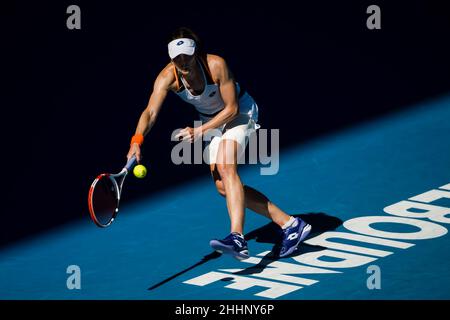 MELBOURNE, AUSTRALIEN - 24. JANUAR: Alizé Cornet aus Frankreich während ihres vierten Runde-Einzel-Spiels der Frauen während der Australian Open 2022 im Melbourne Park am 24. Januar 2022 in Melbourne, Australien (Foto: Andy Astfalck/Orange Picles) Stockfoto