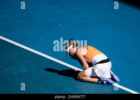 MELBOURNE, AUSTRALIEN - 24. JANUAR: Alizé Cornet aus Frankreich während ihres vierten Runde-Einzel-Spiels der Frauen während der Australian Open 2022 im Melbourne Park am 24. Januar 2022 in Melbourne, Australien (Foto: Andy Astfalck/Orange Picles) Stockfoto