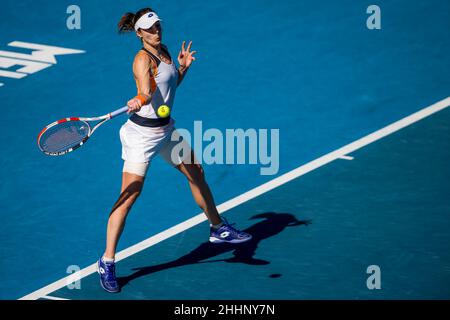 MELBOURNE, AUSTRALIEN - 24. JANUAR: Alizé Cornet aus Frankreich während ihres vierten Runde-Einzel-Spiels der Frauen während der Australian Open 2022 im Melbourne Park am 24. Januar 2022 in Melbourne, Australien (Foto: Andy Astfalck/Orange Picles) Stockfoto