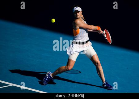 MELBOURNE, AUSTRALIEN - 24. JANUAR: Alizé Cornet aus Frankreich während ihres vierten Runde-Einzel-Spiels der Frauen während der Australian Open 2022 im Melbourne Park am 24. Januar 2022 in Melbourne, Australien (Foto: Andy Astfalck/Orange Picles) Stockfoto