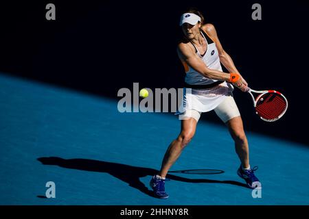 MELBOURNE, AUSTRALIEN - 24. JANUAR: Alizé Cornet aus Frankreich während ihres vierten Runde-Einzel-Spiels der Frauen während der Australian Open 2022 im Melbourne Park am 24. Januar 2022 in Melbourne, Australien (Foto: Andy Astfalck/Orange Picles) Stockfoto