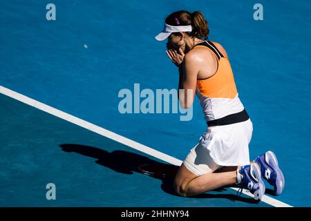 MELBOURNE, AUSTRALIEN - 24. JANUAR: Alizé Cornet aus Frankreich während ihres vierten Runde-Einzel-Spiels der Frauen während der Australian Open 2022 im Melbourne Park am 24. Januar 2022 in Melbourne, Australien (Foto: Andy Astfalck/Orange Picles) Stockfoto