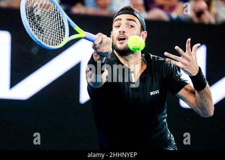Melbourne, Victoria, Australien. 25th Januar 2022. MELBOURNE, AUSTRALIEN - 25. JANUAR: Matteo Berrettini aus Italien spielt gegen Gael Monfils aus Frankreich am 9. Tag der Australian Open 2022 im Melbourne Park am 25. Januar 2022 in Melbourne, Australien. (Bild: © Chris Putnam/ZUMA Press Wire) Stockfoto