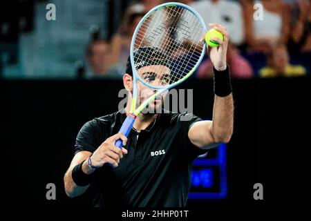 Melbourne, Victoria, Australien. 25th Januar 2022. MELBOURNE, AUSTRALIEN - 25. JANUAR: Matteo Berrettini aus Italien spielt gegen Gael Monfils aus Frankreich am 9. Tag der Australian Open 2022 im Melbourne Park am 25. Januar 2022 in Melbourne, Australien. (Bild: © Chris Putnam/ZUMA Press Wire) Stockfoto