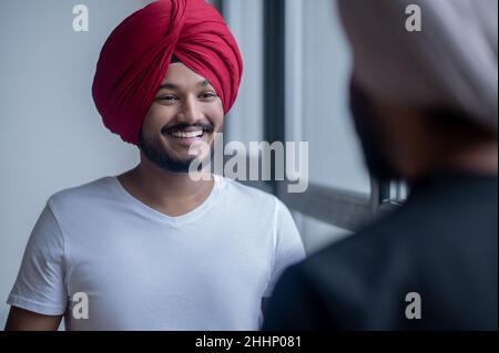 Zwei Männer in Turbanen, die miteinander reden und schauen Stockfoto