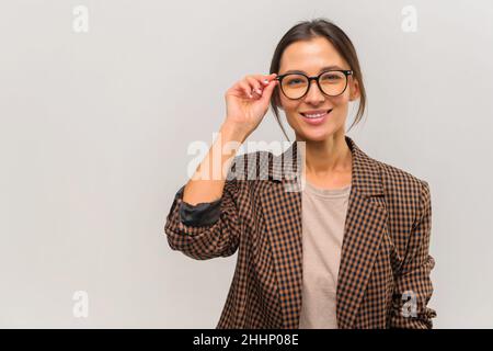 Schöne junge selbstbewusste Geschäftsfrau trägt Brille Porträt. Studioaufnahme, isoliert auf weißem Hintergrund. Stock Foto Stockfoto