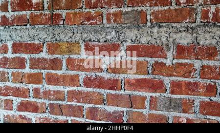 Unvollständige Struktur eines neuen Hauses, das in Indien gebaut wird. Neue Mauer aus Ziegelstein in Wohngebäude Baustelle. Land Indien Stockfoto