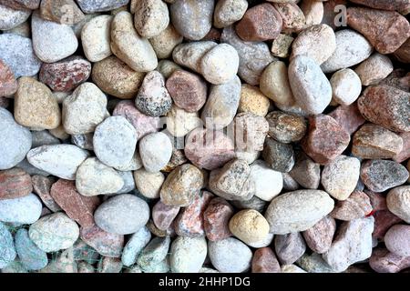 Dekorative Gartenfelsen im Freien, arrangiert in Random für dekorative Landschaftsgestaltung und Strand Stockfoto