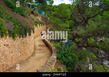Route entlang der Küste von Calella de Palafrugell nach Llafranc, wo ein Tourist Spaziergänge. Palafrugell, Katalonien, Spanien Stockfoto