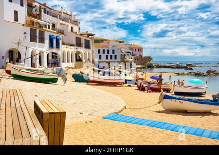 Blick auf den Strand von Port Bo in Calella de Palafrugell, Costa Brava, Katalonien, Spanien Stockfoto