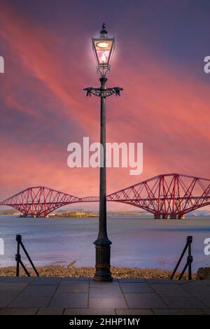 Dies ist ein Blick von South Queensferry auf die historische Forth Bridge in Schottland, Großbritannien Stockfoto