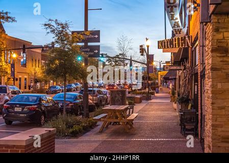 Abendansicht entlang der Hauptstraße in der Innenstadt von Tupelo, Mississippi. (USA) Stockfoto