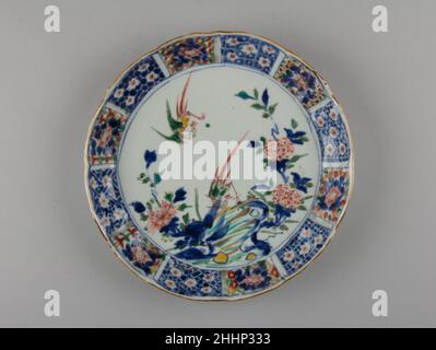 Gericht mit Vögeln und Blumen 17th Jahrhundert China. Gericht mit Vögeln und Blumen. China. 17th Jahrhundert. Porzellan mit Unterglasur kobaltblau und Überglasur polychrome Emaillen (Jingdezhen Ware) gemalt. Ming-Dynastie (1368–1644). Keramik Stockfoto