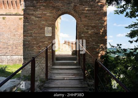 Brisighella, Italien-13. Juli 2019:Blick auf die mittelalterlichen Türme des Dorfes Brisighella an einem sonnigen Tag Stockfoto