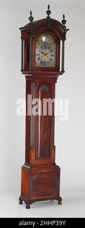 Tall Clock 1789 Case von John Townsend American dieser Uhrenfall ist ein beredtes Zeugnis dafür, dass John Townsends spätere Block-and-Shell-Stücke zu seinen meisterhaftesten Errungenschaften gehörten. Es ist auch das einzige signierte Townsend-Stück mit Stop-Fluted-Quarter-Säulen und seinen ursprünglichen Reedurn-Finals. Uhrwerk und Zifferblatt stammen von William Tomlinson aus London (Active 1733). William Claggetts Tod im Jahr 1749 verließ Newport ohne einen Meisteruhrmacher, so dass es nicht verwunderlich ist, dass einige der feinsten hohen Uhrengehäuse dort Hauswerke von englischen Herstellern machten. In seinem Willen hinterließ Townsend seinen Sohn, John, seinen Stockfoto