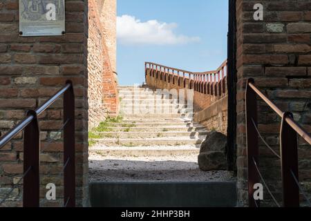 Brisighella, Italien-13. Juli 2019:Blick auf die mittelalterlichen Türme des Dorfes Brisighella an einem sonnigen Tag Stockfoto