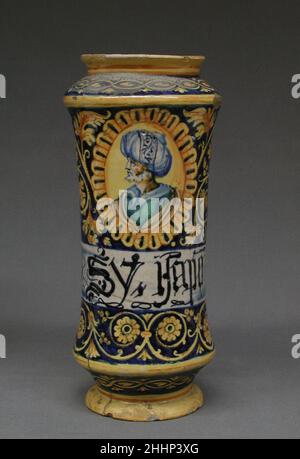 Albarello zweite Hälfte 16th Jahrhundert Italienisch, Sizilien oder Faenza Lagerschiffe gehörten zu den am häufigsten produzierten maiolica Waren im späten Mittelalter und Renaissance Italien. Sie wurden in ziemlich normalen Formen hergestellt und passen mit Dutzenden von anderen auf ein Regal, oft in eine Apotheke oder einen Laden. Ihre Griffe passen daher in das Profil des Schiffs, und der zylindrische Albarello-Typ ist in der Mitte im Allgemeinen enger als oben oder unten, wodurch er leicht zu greifen ist. Weitere gängige Merkmale sind Inschriften mit Inhaltsangabe und geflanschte Lippen zur Befestigung von Tuch- oder Papierdichtungen. Der Stockfoto