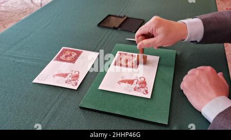 (220125) -- BUDAPEST, 25. Januar 2022 (Xinhua) -- Einbände des ersten Tages mit Briefmarken für das Jahr des Tigers werden während der Einweihungszeremonie in Budapest, Ungarn, am 25. Januar 2022 gesehen. Am Dienstag wurde in Ungarn eine spezielle Tierkreismarke der Ungarischen Post zur Feier des chinesischen Neujahrs des Tigers der Öffentlichkeit vorgestellt. (China Cultural Center in Budapest/Handout via Xinhua) Stockfoto