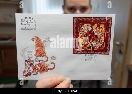 (220125) -- BUDAPEST, 25. Januar 2022 (Xinhua) -- Während der Einweihungsfeier in Budapest, Ungarn, am 25. Januar 2022, ist Ein Einband mit Briefmarken für das Jahr des Tigers zu sehen. Am Dienstag wurde in Ungarn eine spezielle Tierkreismarke der Ungarischen Post zur Feier des chinesischen Neujahrs des Tigers der Öffentlichkeit vorgestellt. (China Cultural Center in Budapest/Handout via Xinhua) Stockfoto