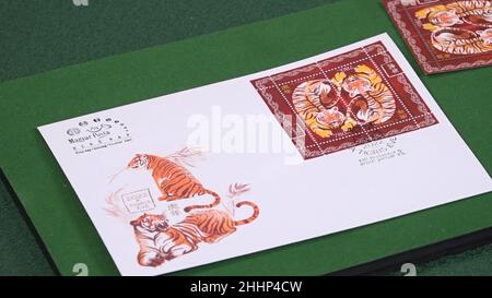 (220125) -- BUDAPEST, 25. Januar 2022 (Xinhua) -- Während der Einweihungsfeier in Budapest, Ungarn, am 25. Januar 2022, ist Ein Einband mit Briefmarken für das Jahr des Tigers zu sehen. Am Dienstag wurde in Ungarn eine spezielle Tierkreismarke der Ungarischen Post zur Feier des chinesischen Neujahrs des Tigers der Öffentlichkeit vorgestellt. (China Cultural Center in Budapest/Handout via Xinhua) Stockfoto