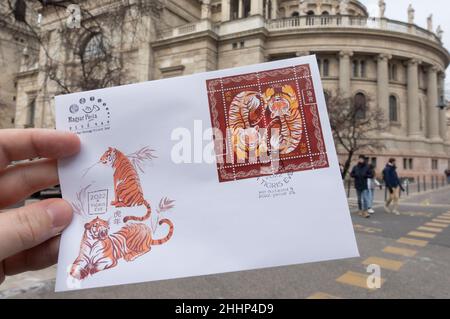 (220125) -- BUDAPEST, 25. Januar 2022 (Xinhua) -- Am 25. Januar 2022 Ist Vor einem Postamt in Budapest, Ungarn, Ein Einband mit Briefmarken für das Jahr des Tigers zu sehen. Am Dienstag wurde in Ungarn eine spezielle Tierkreismarke der Ungarischen Post zur Feier des chinesischen Neujahrs des Tigers der Öffentlichkeit vorgestellt. (China Cultural Center in Budapest/Handout via Xinhua) Stockfoto