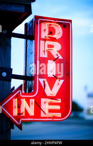 Neonschild für Harvest Moon Drive-in Theater in Illinois Stockfoto