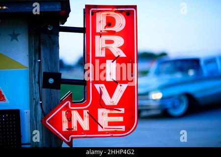 Neonschild für Harvest Moon Drive-in Theater in Illinois Stockfoto